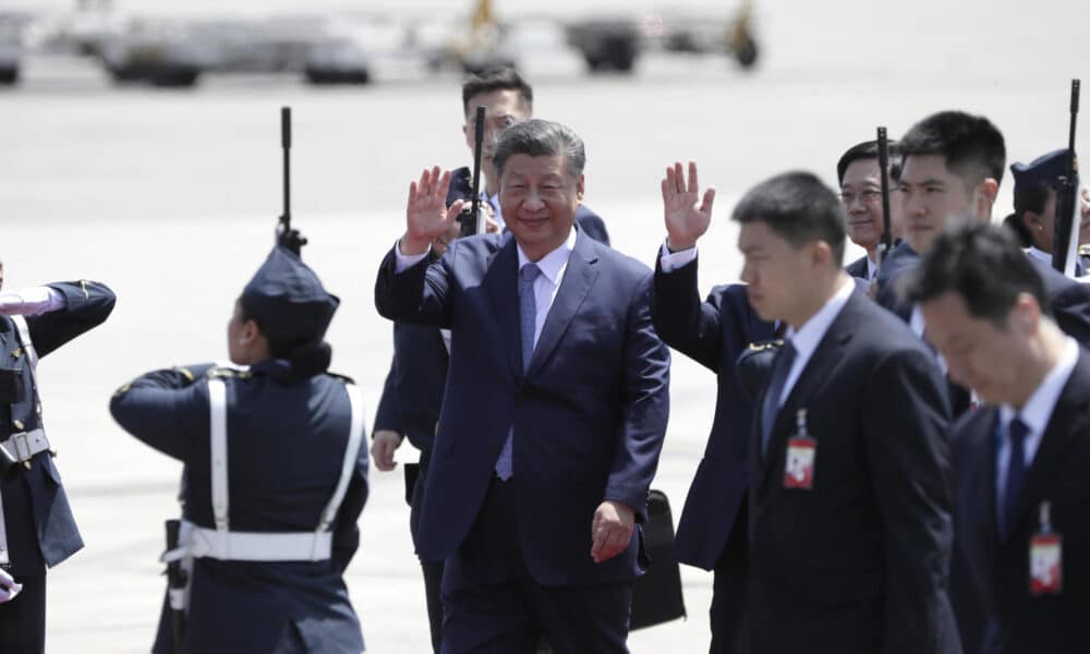 El presidente de la República Popular de China, Xi Jinping (c), saluda a su llegada durante una visita oficial al país, este jueves en la Base Aérea del Callao en Lima (Perú). EFE/ Carlos Ortega