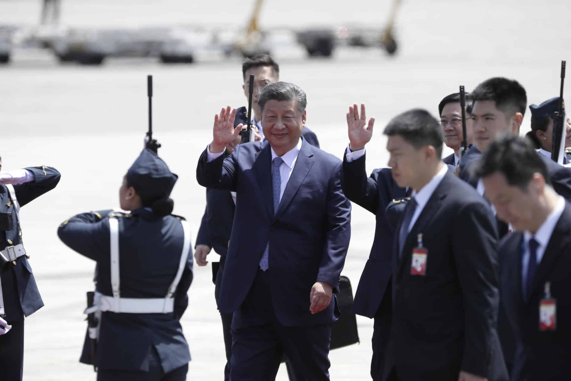 El presidente de la República Popular de China, Xi Jinping (c), saluda a su llegada durante una visita oficial al país, este jueves en la Base Aérea del Callao en Lima (Perú). EFE/ Carlos Ortega