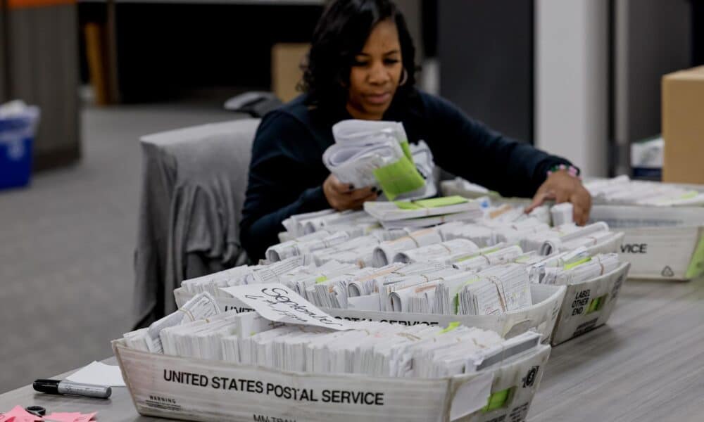 Una trabajadora del Departamento de Registro y Elecciones del Condado de Fulton clasifica los formularios de registro de votantes en el nuevo Centro de Elecciones y Centro de Operaciones del condado en Union City, Georgia. EFE/EPA/ERIK S. LESSER