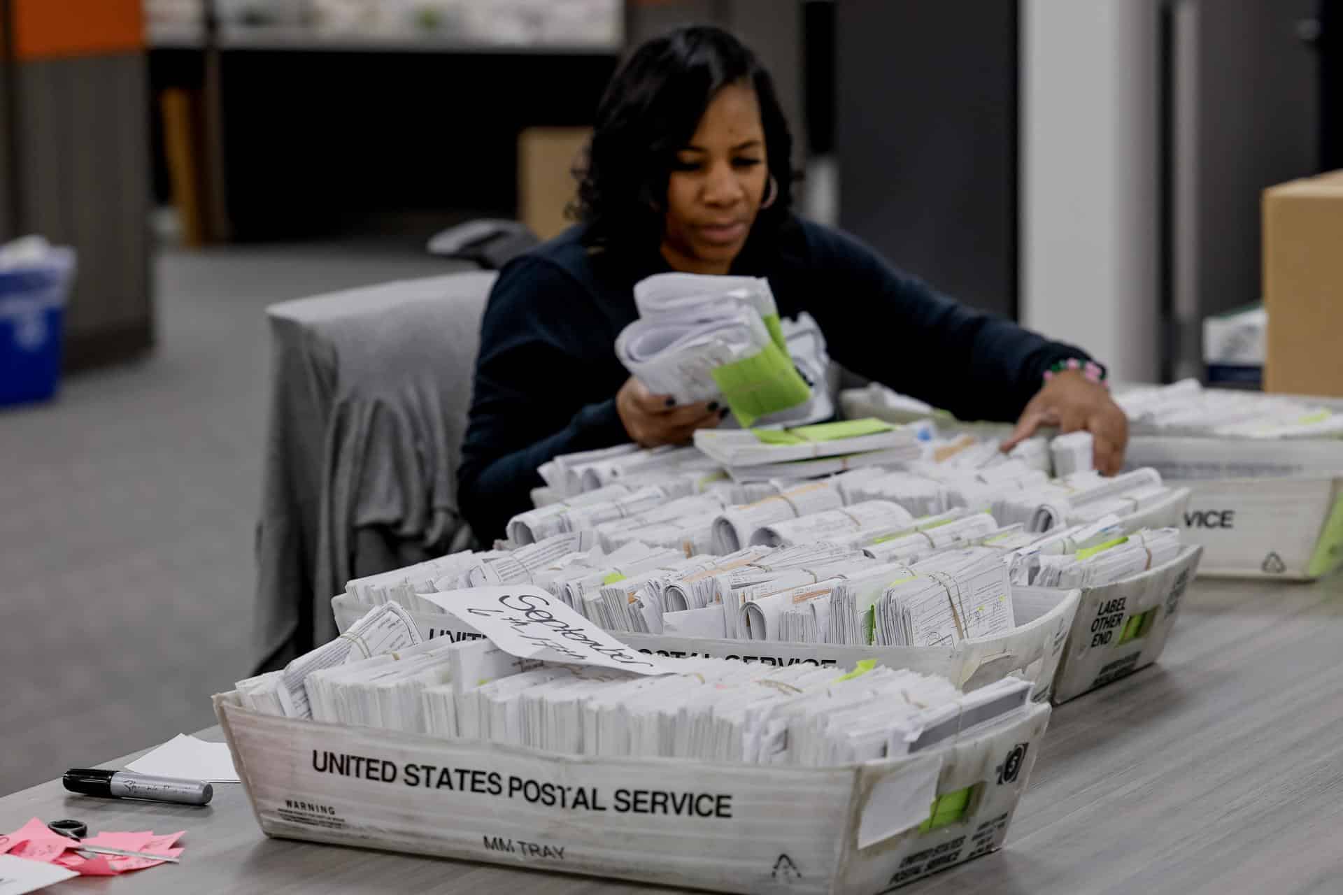 Una trabajadora del Departamento de Registro y Elecciones del Condado de Fulton clasifica los formularios de registro de votantes en el nuevo Centro de Elecciones y Centro de Operaciones del condado en Union City, Georgia. EFE/EPA/ERIK S. LESSER