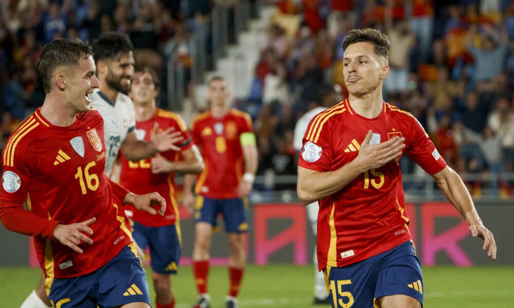 El centrocampista de la selección española Bryan Zaragoza (d) celebra gol, tercero de España, en el último partido de Liga de Naciones. EFE/Ramón de la Rocha