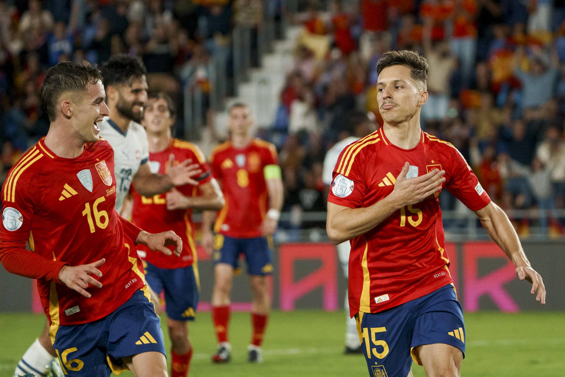 El centrocampista de la selección española Bryan Zaragoza (d) celebra gol, tercero de España, en el último partido de Liga de Naciones. EFE/Ramón de la Rocha