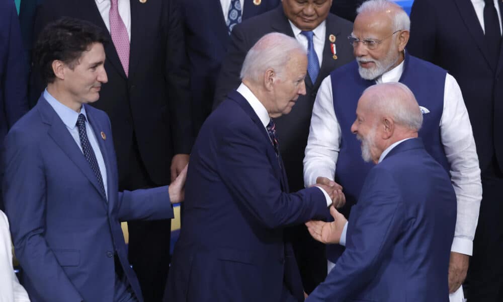 El primer ministro de Canadá Justin Trudeau (i), el presidente de Estados Unidos Joe Biden (c) y el presidente de Brasil Luiz Inácio Lula da Silva (d) ​participan en la fotografía oficial al cierre del segundo día de la Cumbre del G20, este 19 de noviembre de 2024, en Río de Janeiro (Brasil). EFE/ Antonio Lacerda