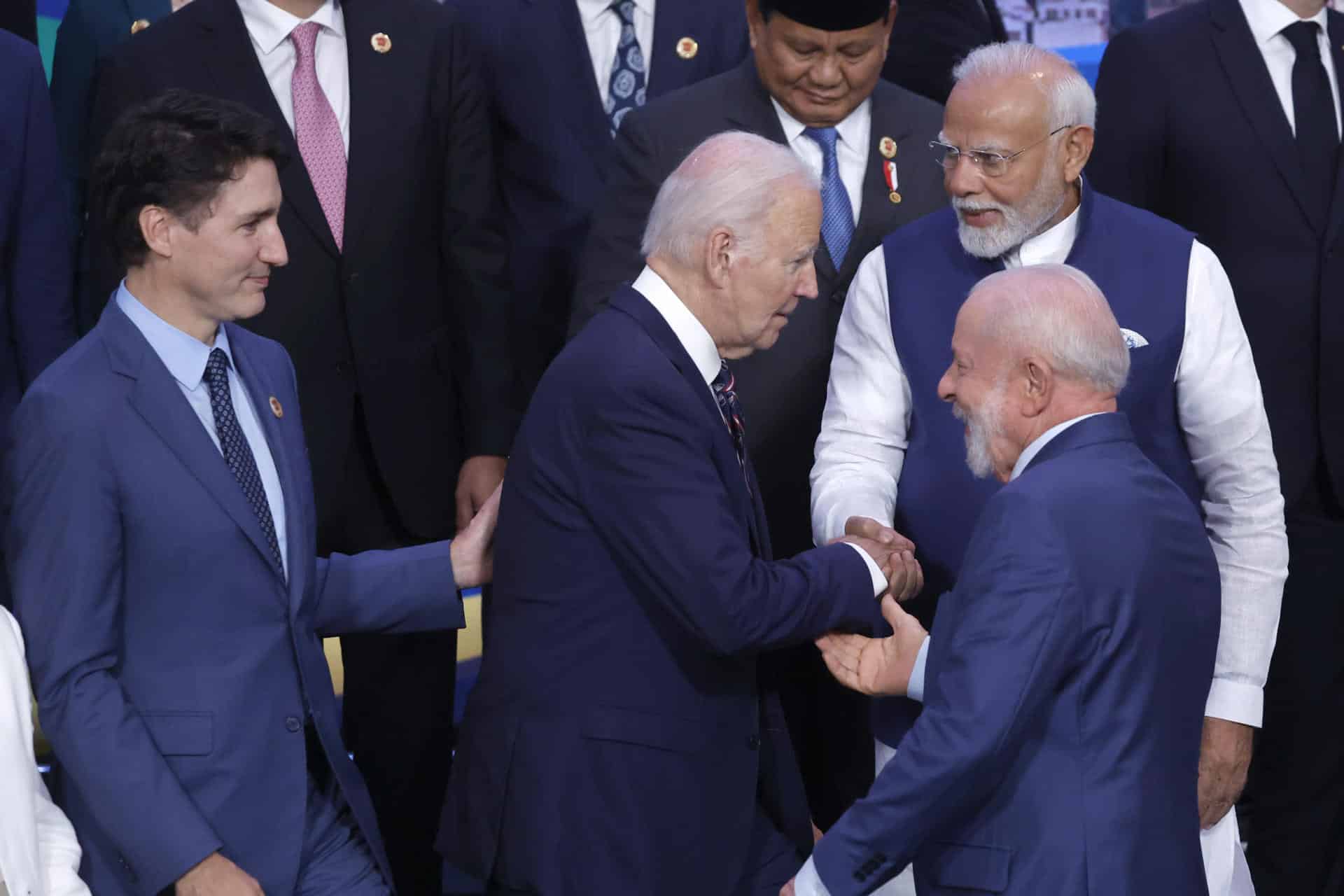 El primer ministro de Canadá Justin Trudeau (i), el presidente de Estados Unidos Joe Biden (c) y el presidente de Brasil Luiz Inácio Lula da Silva (d) ​participan en la fotografía oficial al cierre del segundo día de la Cumbre del G20, este 19 de noviembre de 2024, en Río de Janeiro (Brasil). EFE/ Antonio Lacerda