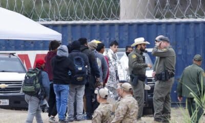 Fotografía de archivo de migrantes en la frontera de Texas (EE.UU.). EFE/EPA/Adam Davis