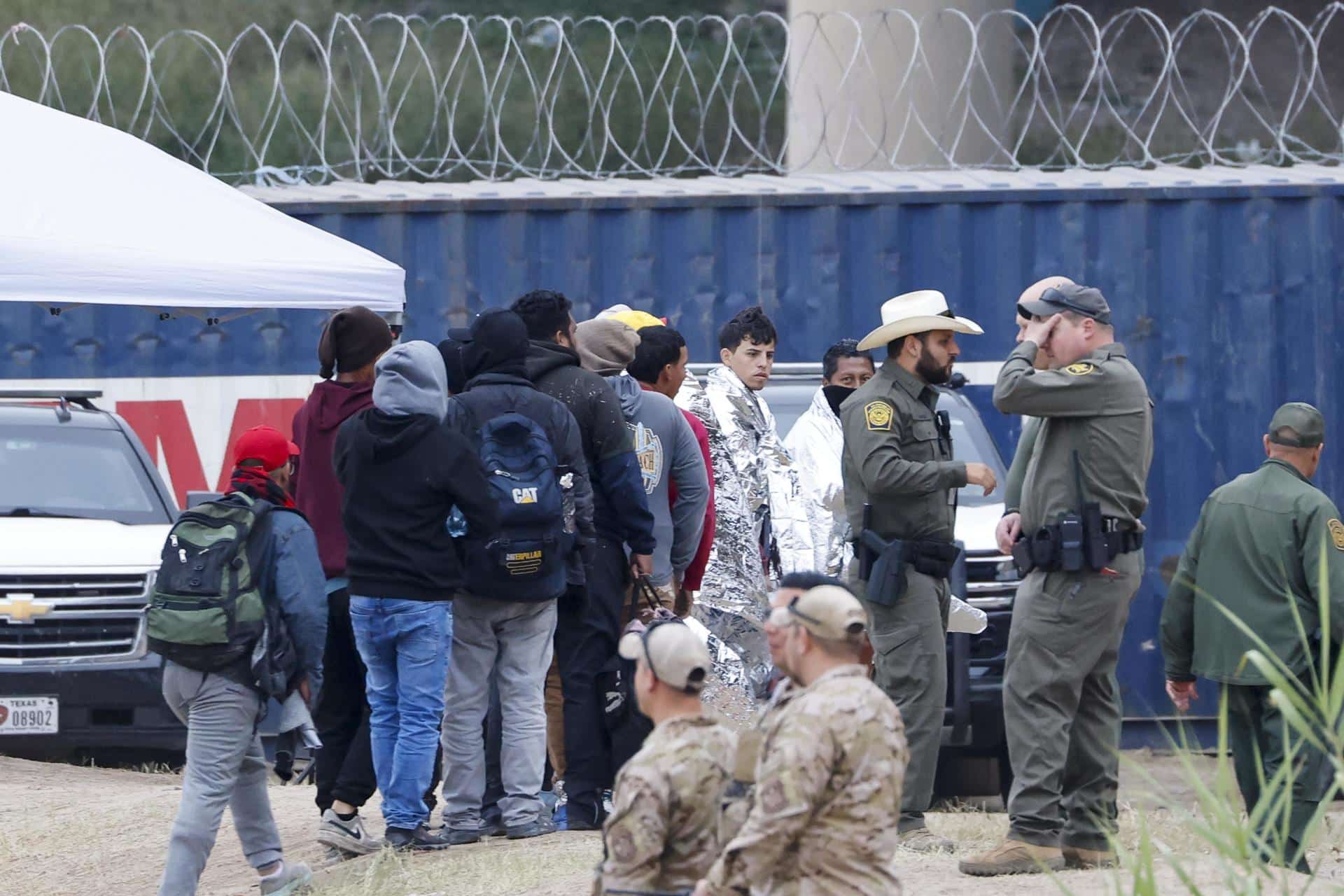 Fotografía de archivo de migrantes en la frontera de Texas (EE.UU.). EFE/EPA/Adam Davis