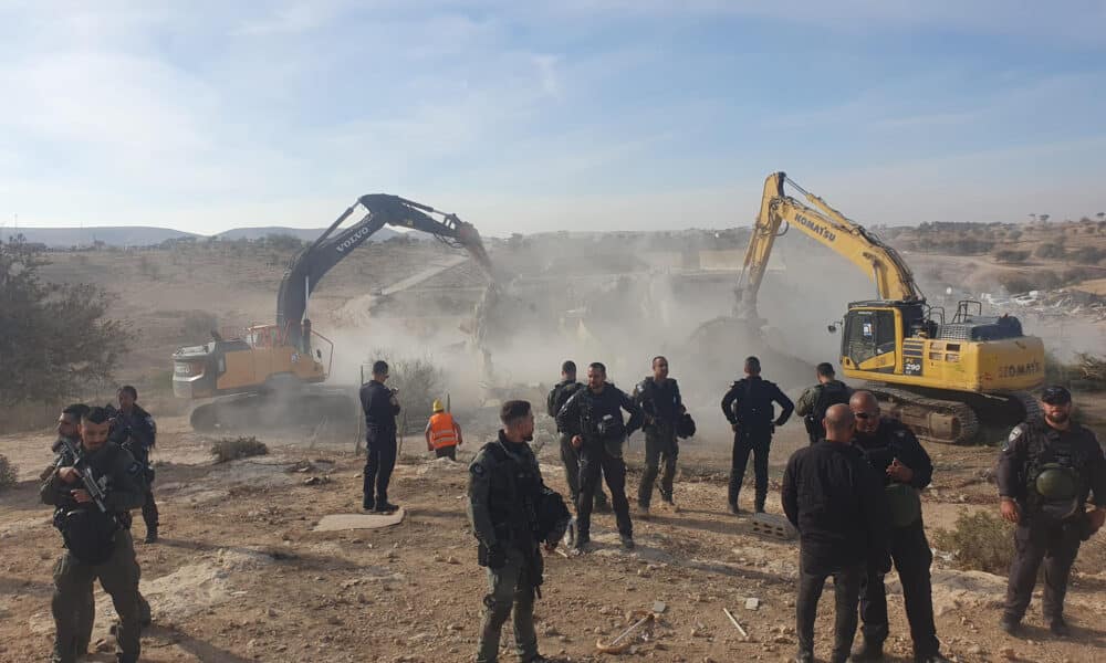 Con el fin de evitar correr con los gastos, unos 300 habitantes de la aldea árabe beduina de Umm al Hiran, en el desierto del Néguev, destruyeron el miércoles sus propias casas. Hoy la Policía de Israel, junto a la Autoridad de Tierras, demolieron lo único que restaba en pie, la mezquita, con el objetivo de limpiar la zona para levantar un pueblo exclusivamente judío. Tras una batalla legal de más de 20 años, se trata de la cuarta aldea beduina destruida por el Gobierno de Israel en lo que va de 2024, y en diciembre, está previsto que le ocurra lo mismo a Ras Jaraba, comunidad del Néguev con más de 500 habitantes y bajo orden judicial de desalojo desde julio de 2023. EFE/ -