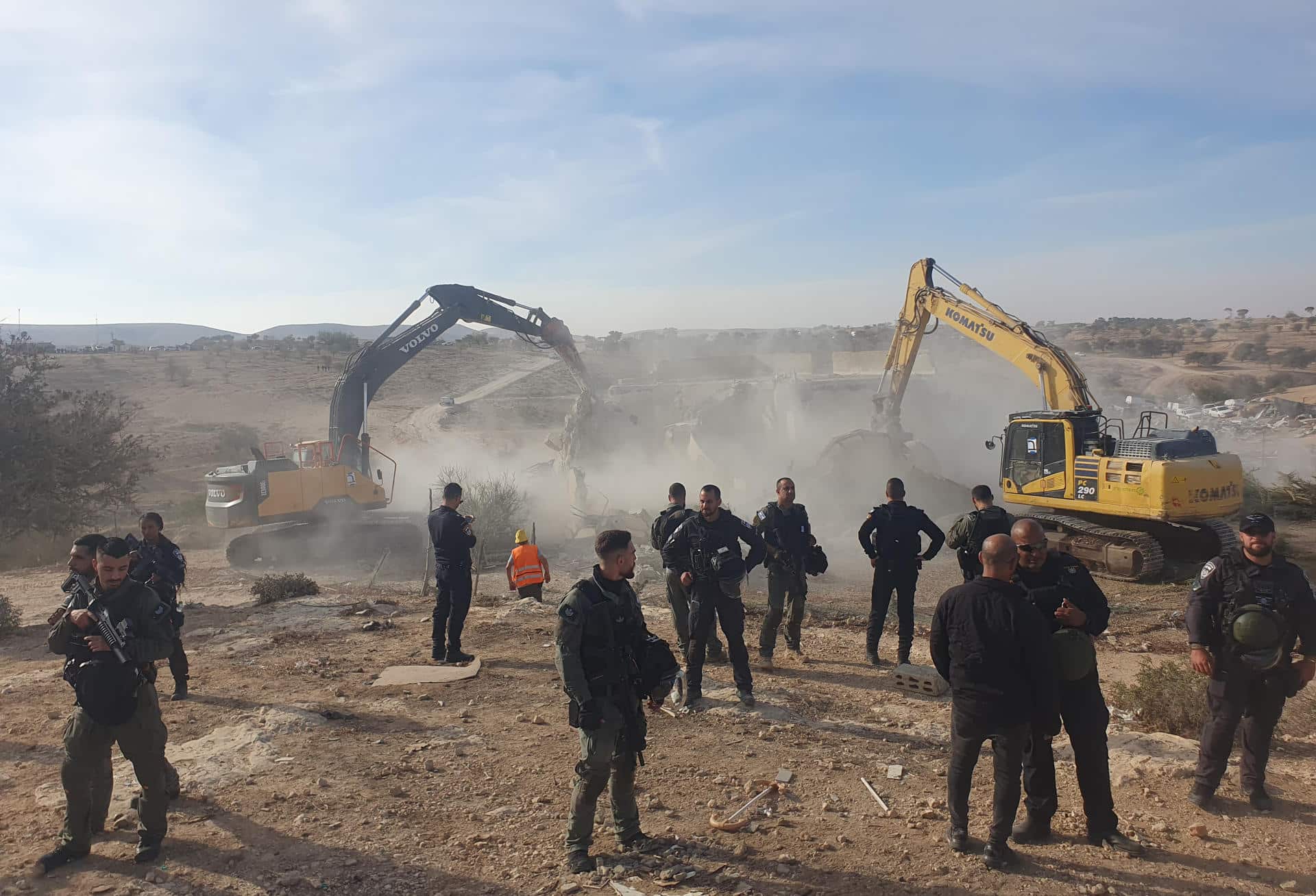 Con el fin de evitar correr con los gastos, unos 300 habitantes de la aldea árabe beduina de Umm al Hiran, en el desierto del Néguev, destruyeron el miércoles sus propias casas. Hoy la Policía de Israel, junto a la Autoridad de Tierras, demolieron lo único que restaba en pie, la mezquita, con el objetivo de limpiar la zona para levantar un pueblo exclusivamente judío. Tras una batalla legal de más de 20 años, se trata de la cuarta aldea beduina destruida por el Gobierno de Israel en lo que va de 2024, y en diciembre, está previsto que le ocurra lo mismo a Ras Jaraba, comunidad del Néguev con más de 500 habitantes y bajo orden judicial de desalojo desde julio de 2023. EFE/ -