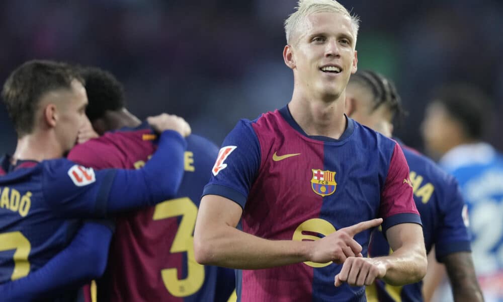 El centrocampista del FC Barcelona Dani Olmo celebra después de marcar su segundo gol, que pone el marcador a 3-0, durante el partido de LaLiga que enfrenta al FC Barcelona contra el Espanyol este domingo en el Camp Nou en Barcelona. EFE/ Enric Fontcuberta