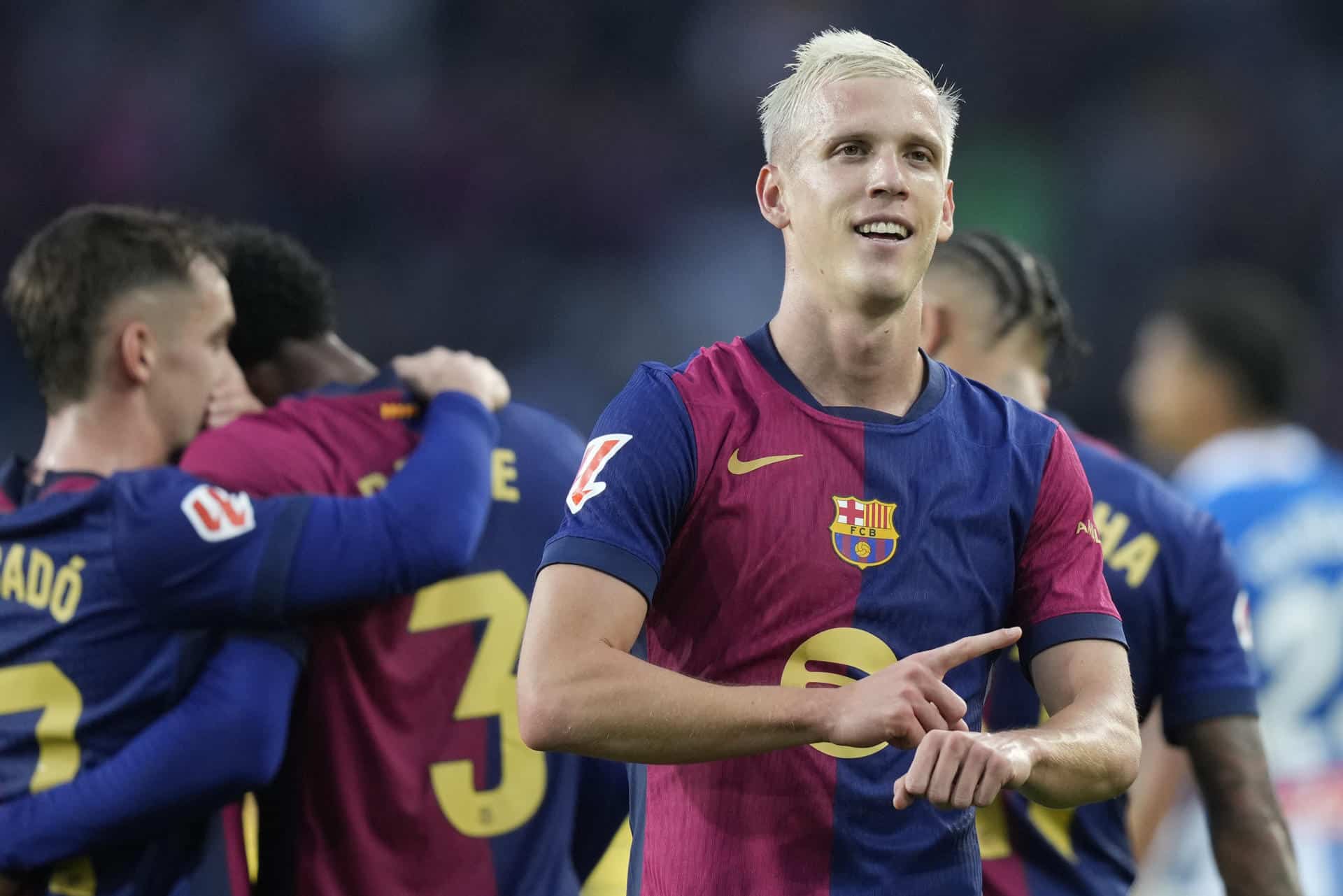 El centrocampista del FC Barcelona Dani Olmo celebra después de marcar su segundo gol, que pone el marcador a 3-0, durante el partido de LaLiga que enfrenta al FC Barcelona contra el Espanyol este domingo en el Camp Nou en Barcelona. EFE/ Enric Fontcuberta