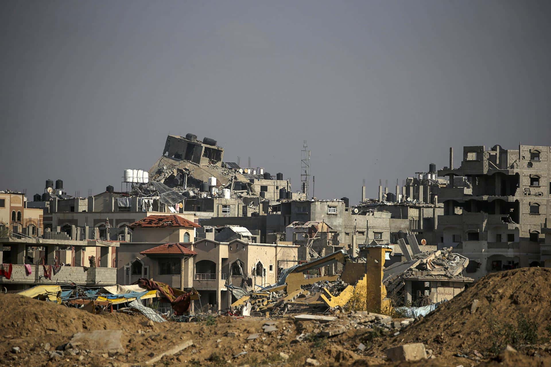 Edificios destruidos en el campo de refugiados de Al Bureij, franja central de Gaza, el 21 de noviembre de 2024. EFE/EPA/MOHAMMED SABER