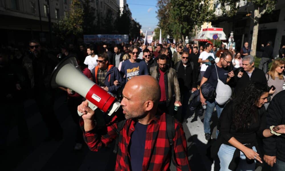 Atenas (Grecia), 20/11/2024.- Manifestantes gritan consignas durante una manifestación que forma parte de una huelga nacional de 24 horas por el alto coste de la vida y para reclamar mejoras salariales y laborales en Grecia. EFE/EPA/GEORGE VITSARAS