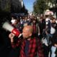 Atenas (Grecia), 20/11/2024.- Manifestantes gritan consignas durante una manifestación que forma parte de una huelga nacional de 24 horas por el alto coste de la vida y para reclamar mejoras salariales y laborales en Grecia. EFE/EPA/GEORGE VITSARAS