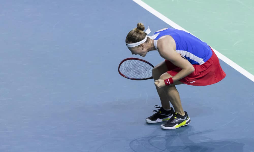 La tenista checa Marie Bouzkova durante su partido contra la polaca Magdalena Frech perteneciente a los cuartos de final de la Billie Jean King Cup, disputado este viernes en Málaga. EFE/Carlos Díaz.