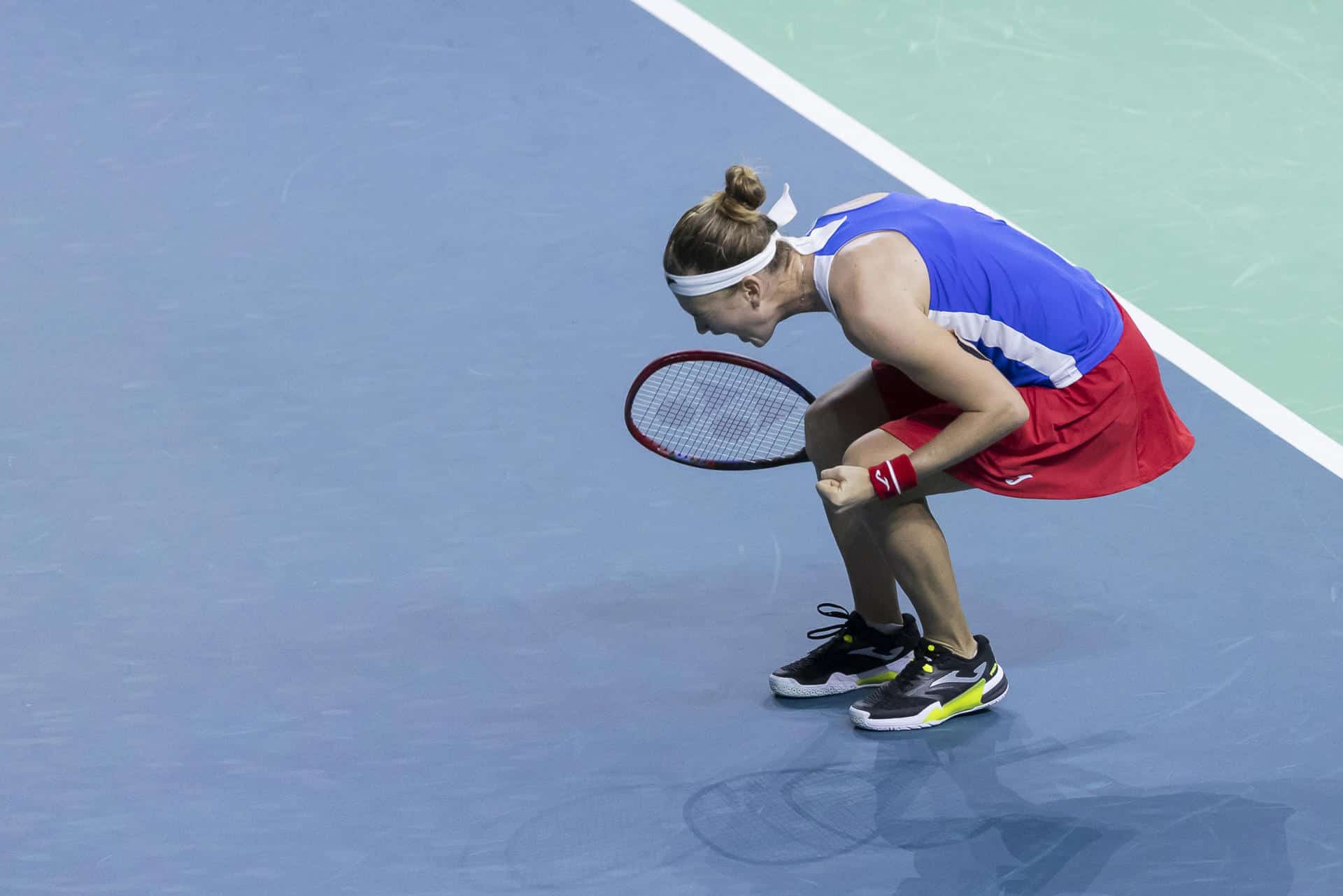 La tenista checa Marie Bouzkova durante su partido contra la polaca Magdalena Frech perteneciente a los cuartos de final de la Billie Jean King Cup, disputado este viernes en Málaga. EFE/Carlos Díaz.