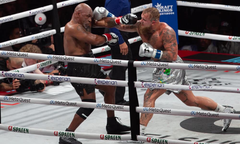 El ex 'youtuber' Jake Paul (d) se enfrenta al ex campeón mundial de los pesos pesados Myke Tyson (i) en el AT&T Stadium en la ciudad de Arlington (Estados Unidos). EFE/ Carlos Ramírez