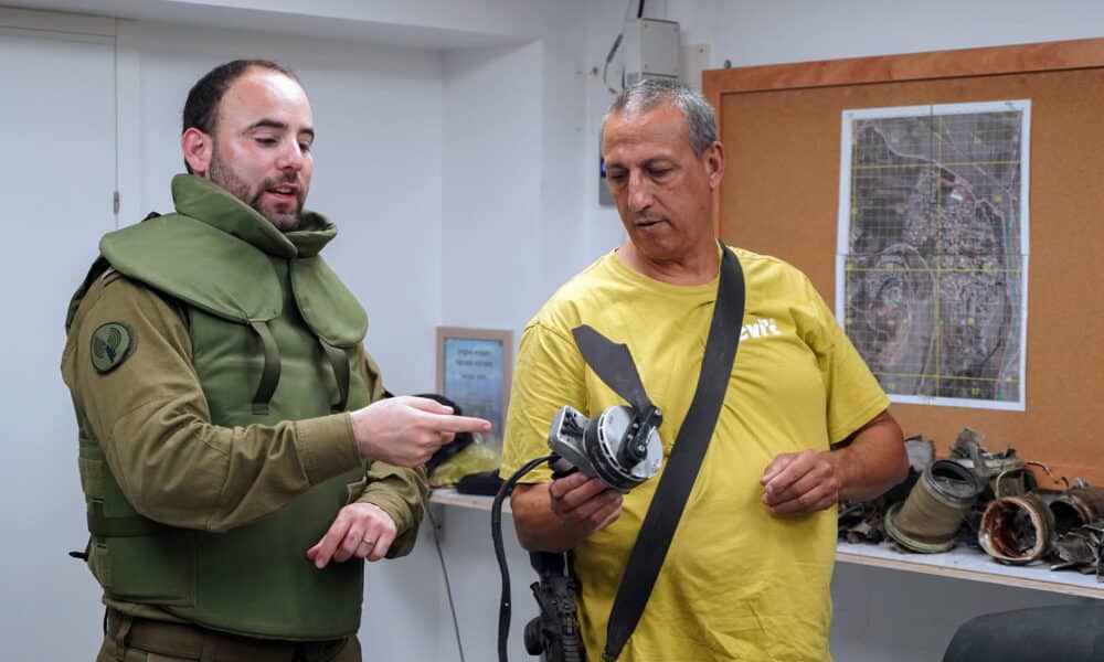 El Teniente Coronel Nadau Shoshani, portavoz internacional de las Fuerzas de Defensa de Israel (i) y David Azulai (d), muestran restos de proyectiles y drones lanzados por la milicia chií Hizbulá.- EFE/ Alejandro Ernesto