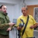 El Teniente Coronel Nadau Shoshani, portavoz internacional de las Fuerzas de Defensa de Israel (i) y David Azulai (d), muestran restos de proyectiles y drones lanzados por la milicia chií Hizbulá.- EFE/ Alejandro Ernesto