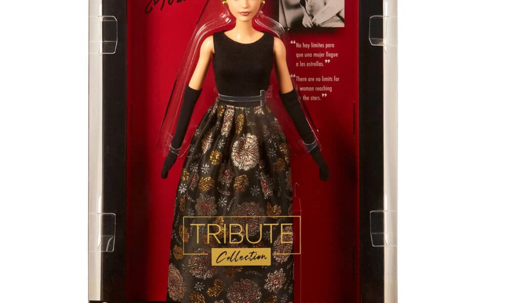 Fotografía sin fecha cedida por Mattel donde se muestra una caja de la edición especial de la serie Barbie Tribute Collection que rinde homenaje a la actriz puertorriqueña Rita Moreno. EFE/Mattel /SOLO USO EDITORIAL /NO VENTAS /SOLO DISPONIBLE PARA ILUSTRAR LA NOTICIA QUE ACOMPAÑA /CRÉDITO OBLIGATORIO