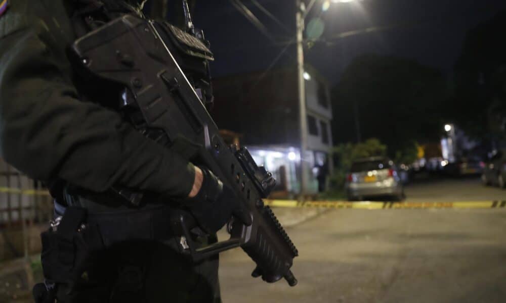 Fotografía de archivo en la que un policía presta guardia en Jamundí, Valle del Cauca (Colombia). EFE/ Ernesto Guzmán