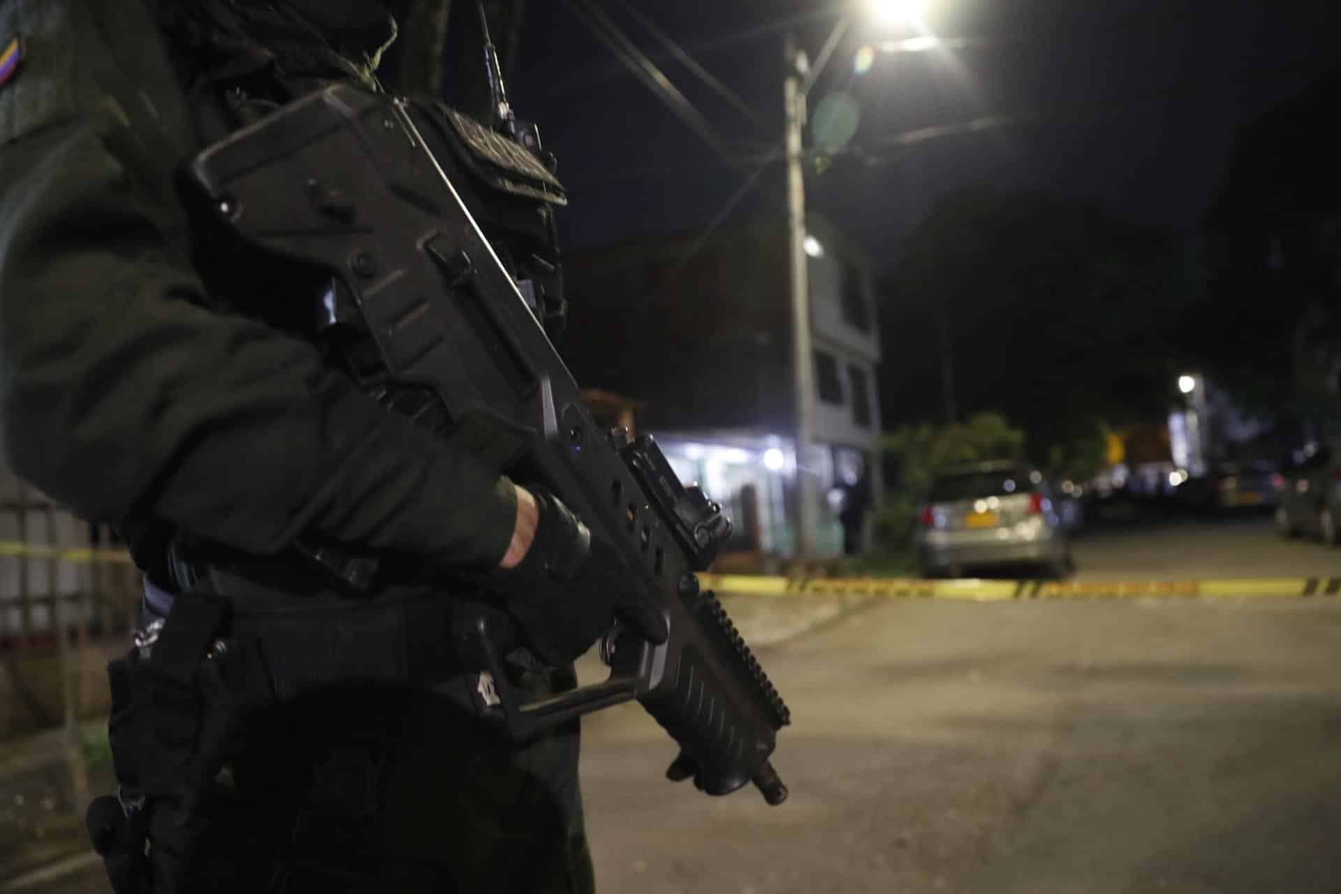 Fotografía de archivo en la que un policía presta guardia en Jamundí, Valle del Cauca (Colombia). EFE/ Ernesto Guzmán