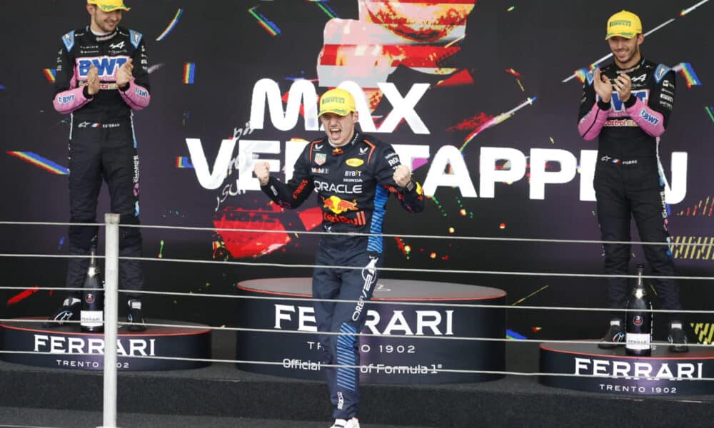 El neerlandés Max Verstappen (c) de Red Bull -líder del Mundial de F1-, que fue primero, el francés Esteban Ocon (i) de Alpine, segundo, y el francés Pierre Gasly (d) de Alpine, tercer lugar, celebran en el podio del Gran Premio de Sao Paulo de la Fórmula Uno este domingo, en el circuito de Interlagos en Sao Paulo (Brasil). EFE/ Sebastiao Moreira