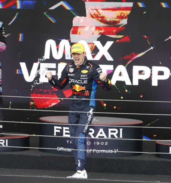 El neerlandés Max Verstappen (c) de Red Bull -líder del Mundial de F1-, que fue primero, el francés Esteban Ocon (i) de Alpine, segundo, y el francés Pierre Gasly (d) de Alpine, tercer lugar, celebran en el podio del Gran Premio de Sao Paulo de la Fórmula Uno este domingo, en el circuito de Interlagos en Sao Paulo (Brasil). EFE/ Sebastiao Moreira