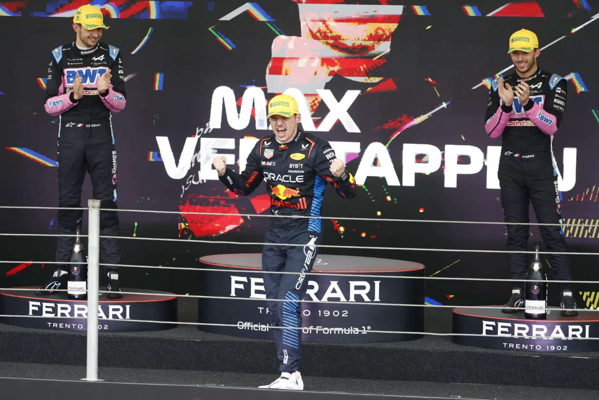 El neerlandés Max Verstappen (c) de Red Bull -líder del Mundial de F1-, que fue primero, el francés Esteban Ocon (i) de Alpine, segundo, y el francés Pierre Gasly (d) de Alpine, tercer lugar, celebran en el podio del Gran Premio de Sao Paulo de la Fórmula Uno este domingo, en el circuito de Interlagos en Sao Paulo (Brasil). EFE/ Sebastiao Moreira