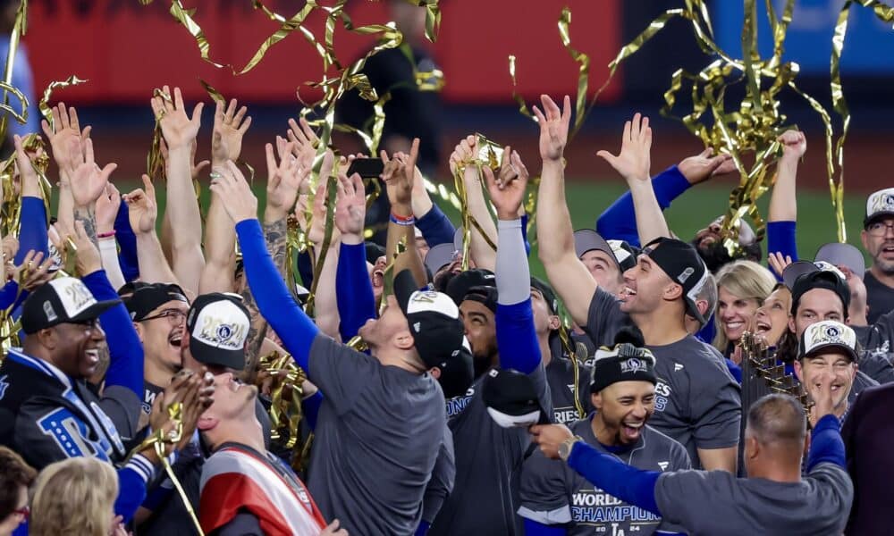 Los miembros de los Dodgers de Los Ángeles celebran después de vencer a los Yankees de Nueva York durante el quinto juego de la Serie Mundial de las Grandes Ligas (MLB) entre el campeón de la Liga Americana, los Yankees de Nueva York, y el campeón de la Liga Nacional, los Dodgers de Los Ángeles, en el estadio de los Yankees en el barrio de Bronx de Nueva York, Nueva York, EE. UU., el 30 de octubre de 2024. EFE/SARAH YENESEL