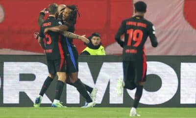 El central del Barcelona Inigo Martinez (I) celebra el 0-1 con su compañero Jules Kounde durante el partido de la UEFA Champions League league que han jugado FC Crvena zvezda y FC Barcelona, en Belgrado, Serbia. EFE/EPA/ANDREJ CUKIC