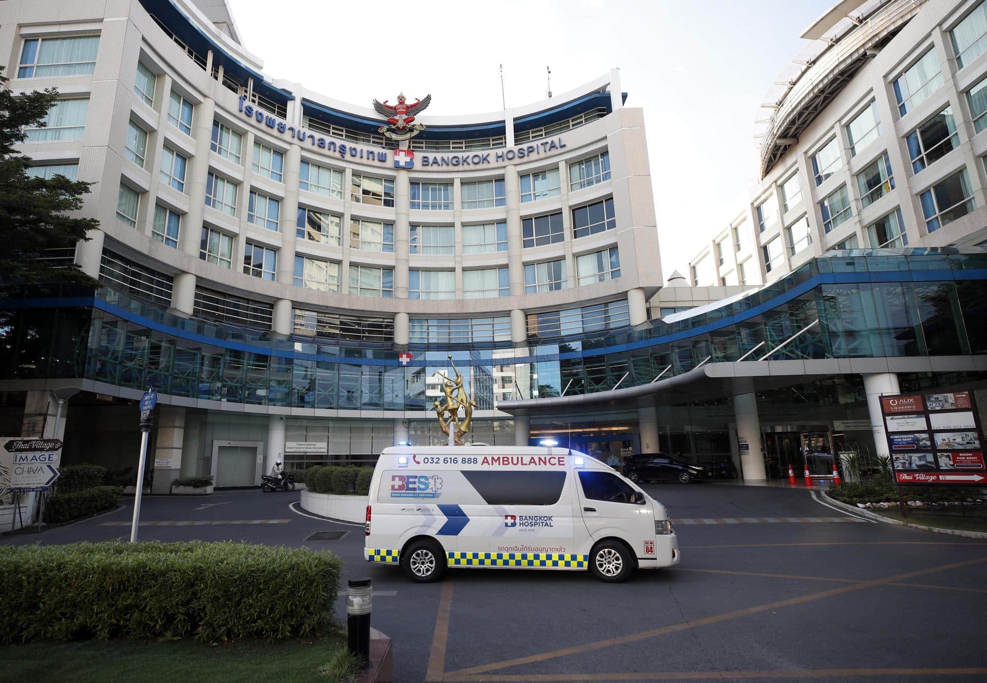 El hospital de Bangkok donde se encuentra ingresada una joven australiana intoxicada con metanol durante un viaje a Laos.
EFE/EPA/RUNGROJ YONGRIT