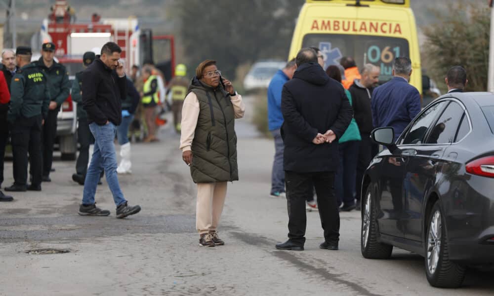 Miembros de los servicios de emergencia y familiares de residentes a las puertas de la residencia de mayores en Villafranca de Ebro (Zaragoza, norte), donde la madrugada de este viernes se declaró un incendio que causó diez muertos. EFE/ Javier Cebollada