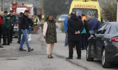 Miembros de los servicios de emergencia y familiares de residentes a las puertas de la residencia de mayores en Villafranca de Ebro (Zaragoza, norte), donde la madrugada de este viernes se declaró un incendio que causó diez muertos. EFE/ Javier Cebollada