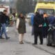 Miembros de los servicios de emergencia y familiares de residentes a las puertas de la residencia de mayores en Villafranca de Ebro (Zaragoza, norte), donde la madrugada de este viernes se declaró un incendio que causó diez muertos. EFE/ Javier Cebollada