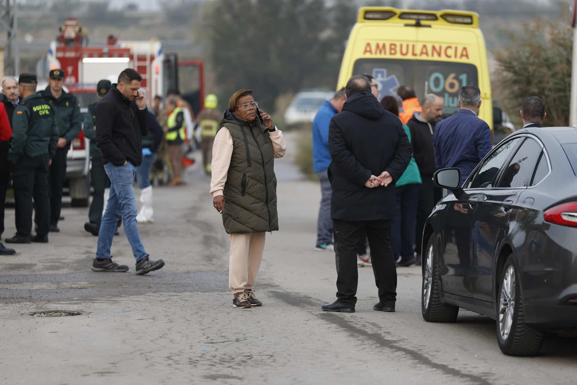 Miembros de los servicios de emergencia y familiares de residentes a las puertas de la residencia de mayores en Villafranca de Ebro (Zaragoza, norte), donde la madrugada de este viernes se declaró un incendio que causó diez muertos. EFE/ Javier Cebollada