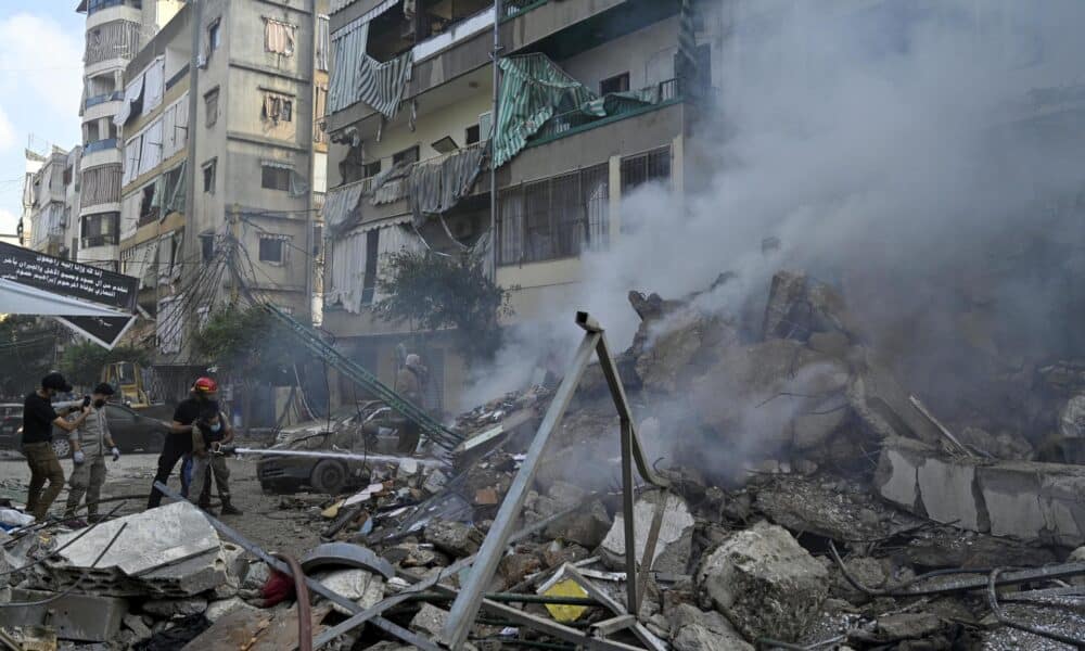 Los equipos de rescate intentan extinguir un incendio tras un ataque aéreo israelí en la zona de Al-Chiyah, en el sur de Beirut, el 13 de noviembre de 2024. EFE/EPA/WAEL HAMZEH