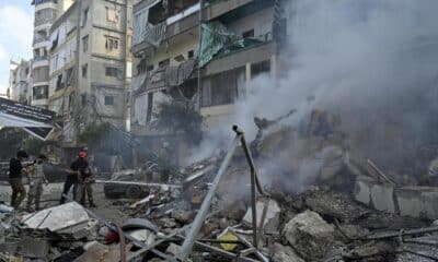 Los equipos de rescate intentan extinguir un incendio tras un ataque aéreo israelí en la zona de Al-Chiyah, en el sur de Beirut, el 13 de noviembre de 2024. EFE/EPA/WAEL HAMZEH