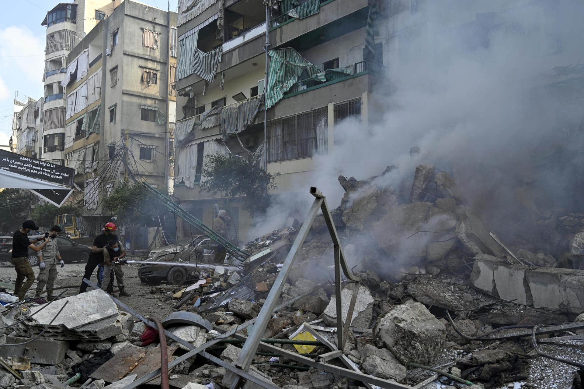 Los equipos de rescate intentan extinguir un incendio tras un ataque aéreo israelí en la zona de Al-Chiyah, en el sur de Beirut, el 13 de noviembre de 2024. EFE/EPA/WAEL HAMZEH