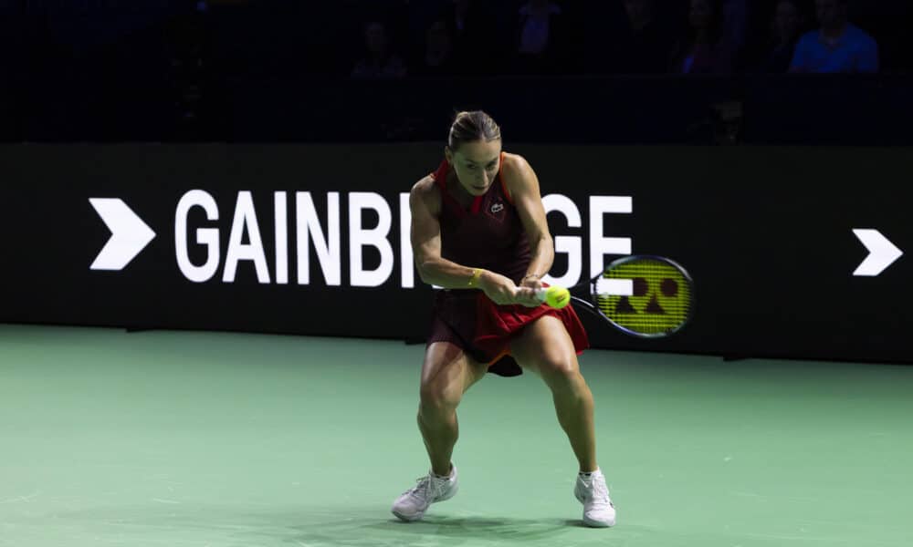 La tenista rumana Ana Bogdan, número 116 del mundo, durante el partido disputado contra la japonesa Nao Hibino (122 del ránking) a la que superó en dos sets (6-2 y 6-4), en el primer partido de esta eliminatoria de octavos de la Copa Billie Jean King, que dio el primer punto a Rumanía ante Japón. EFE/Carlos Díaz.