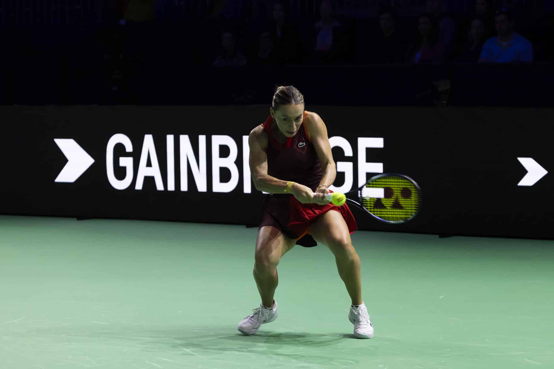 La tenista rumana Ana Bogdan, número 116 del mundo, durante el partido disputado contra la japonesa Nao Hibino (122 del ránking) a la que superó en dos sets (6-2 y 6-4), en el primer partido de esta eliminatoria de octavos de la Copa Billie Jean King, que dio el primer punto a Rumanía ante Japón. EFE/Carlos Díaz.