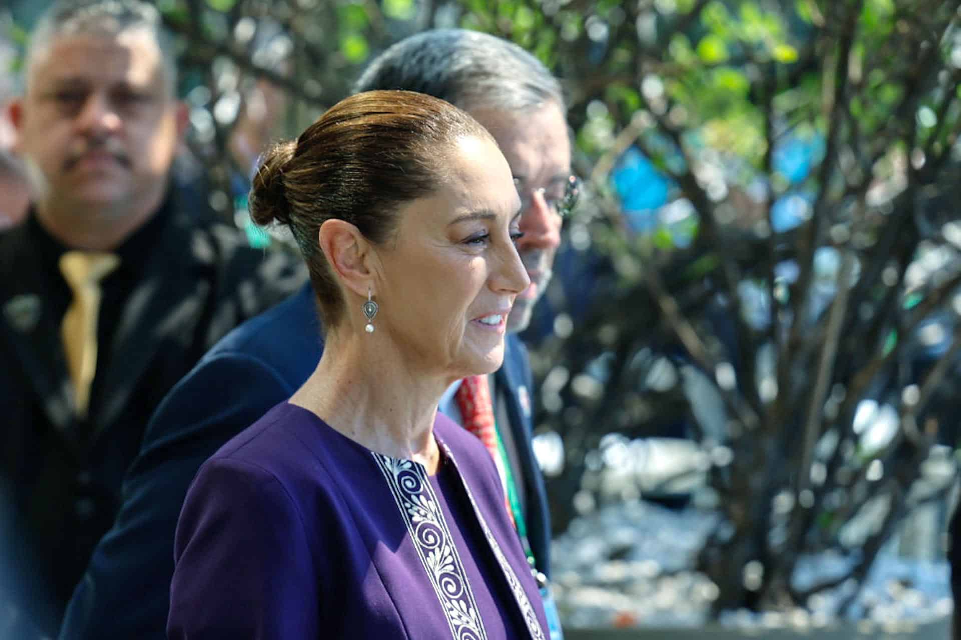 La presidenta de México, Claudia Sheinbaum, camina a la salida del hotel Othon Palace, en la playa de Copacabana previo a la cumbre de G20 este lunes en Rio de Janeiro (Brasil). EFE/ Sebastiao Moreira