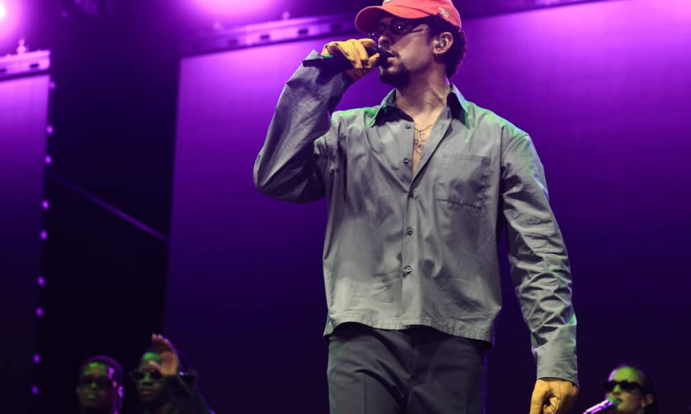 El cantante puertorriqueño Bad Bunny canta durante el cierre de campaña de la Alianza de País (Partido Independentista y Movimiento Victoria Ciudadana), el pasado 3 de noviembre, en San Juan (Puerto Rico). EFE/ Thais Llorca