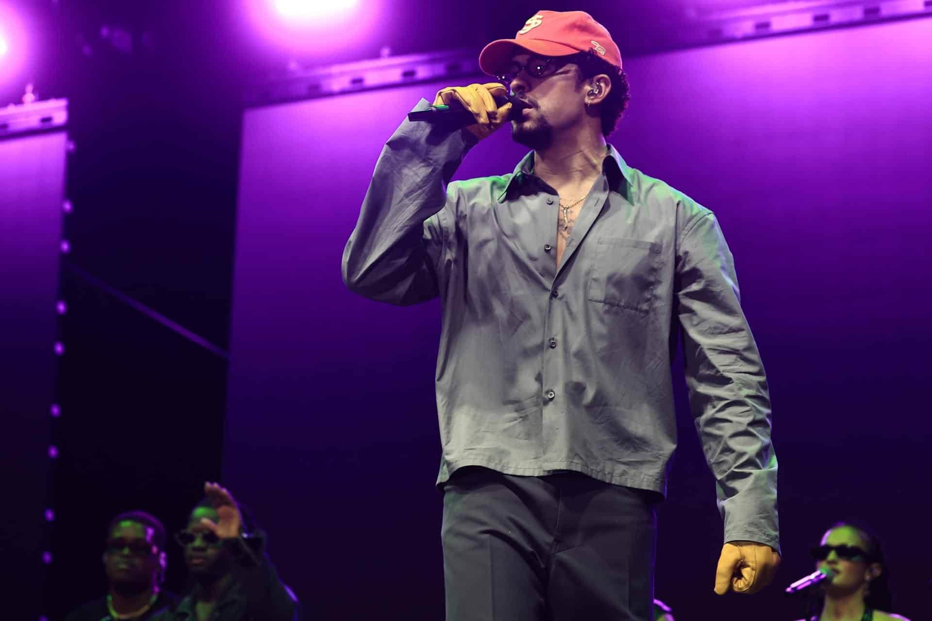 El cantante puertorriqueño Bad Bunny canta durante el cierre de campaña de la Alianza de País (Partido Independentista y Movimiento Victoria Ciudadana), el pasado 3 de noviembre, en San Juan (Puerto Rico). EFE/ Thais Llorca