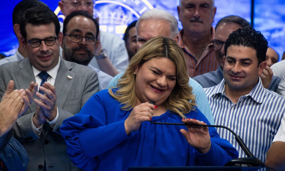 Jenniffer González (c), del Partido Nuevo Progresista, ofrece declaraciones en compañía de su esposo José Jovín Vargas (d) este martes en San Juan (Puerto Rico). EFE/ Enid M. Salgado Mercado