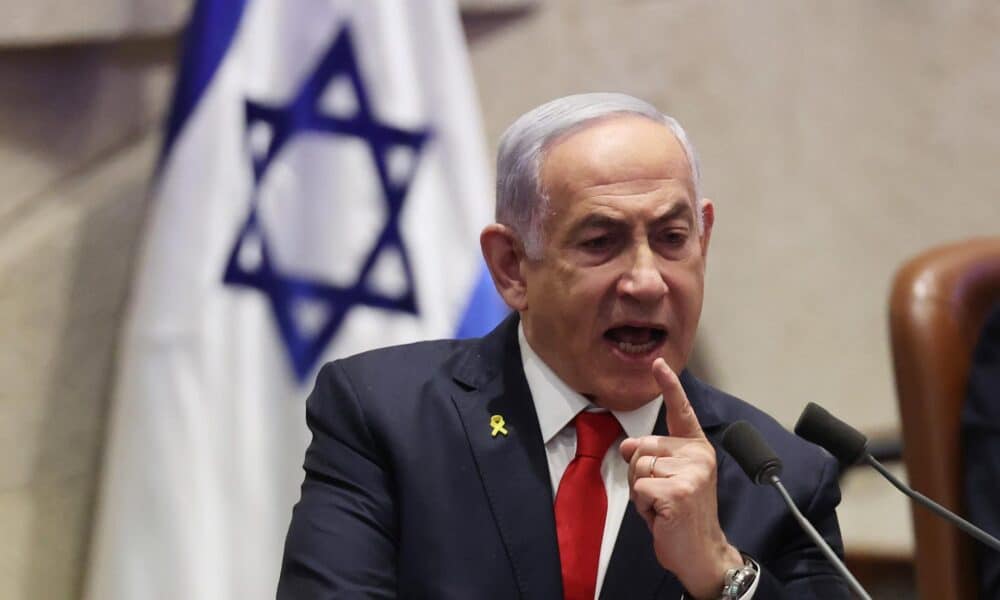 El primer ministro israelí Benjamin Netanyahu habla durante una discusión convocada por la oposición sobre la liberación de los rehenes israelíes retenidos por Hamas, en la Knesset en Jerusalén, Israel, 18 de noviembre de 2024. Según el ejército de Israel, alrededor de 100 rehenes israelíes permanecen cautivos en la Franja de Gaza, incluidos los cuerpos de 33 muertos confirmados. Jerusalén EFE/EPA/ABIR SULTAN