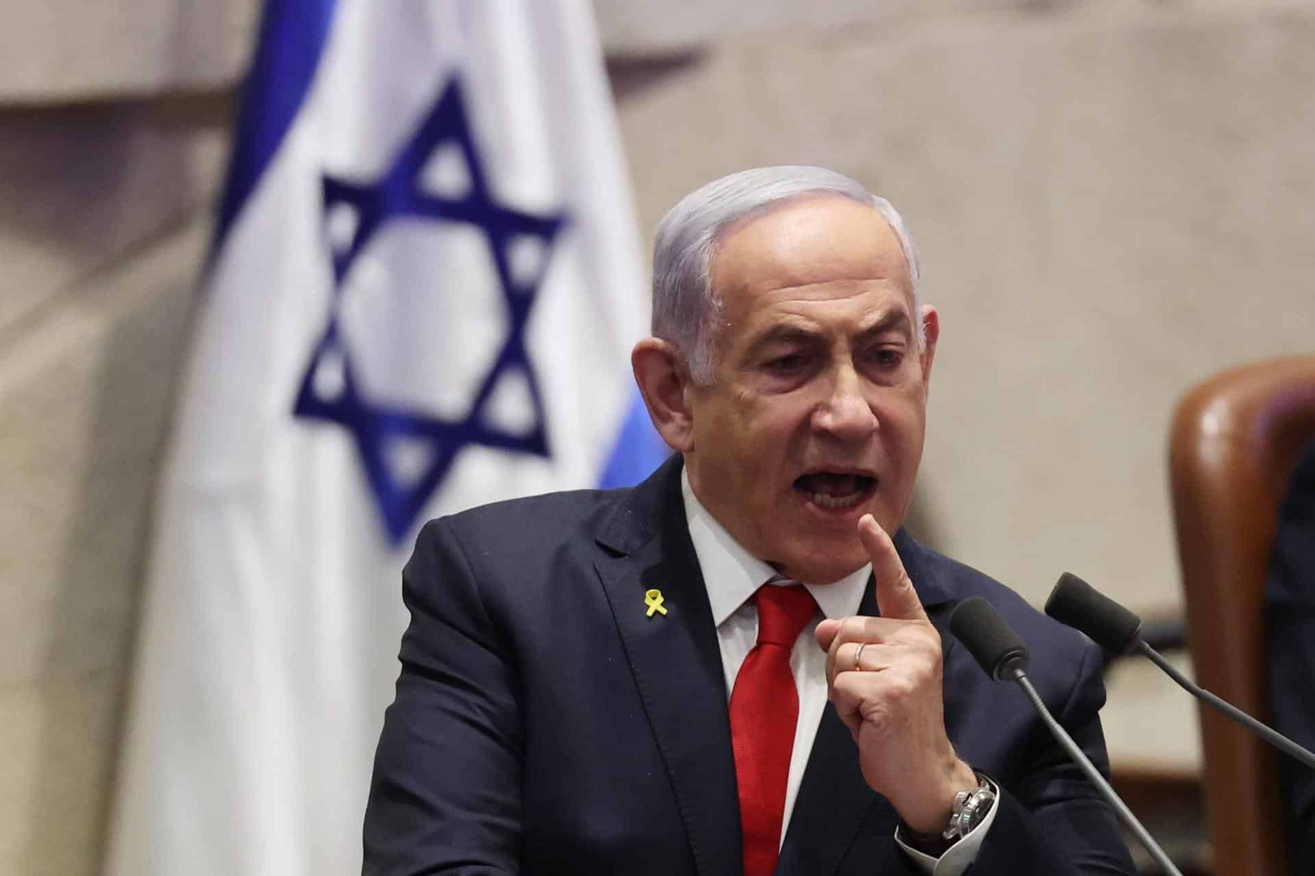 El primer ministro israelí Benjamin Netanyahu habla durante una discusión convocada por la oposición sobre la liberación de los rehenes israelíes retenidos por Hamas, en la Knesset en Jerusalén, Israel, 18 de noviembre de 2024. Según el ejército de Israel, alrededor de 100 rehenes israelíes permanecen cautivos en la Franja de Gaza, incluidos los cuerpos de 33 muertos confirmados. Jerusalén EFE/EPA/ABIR SULTAN