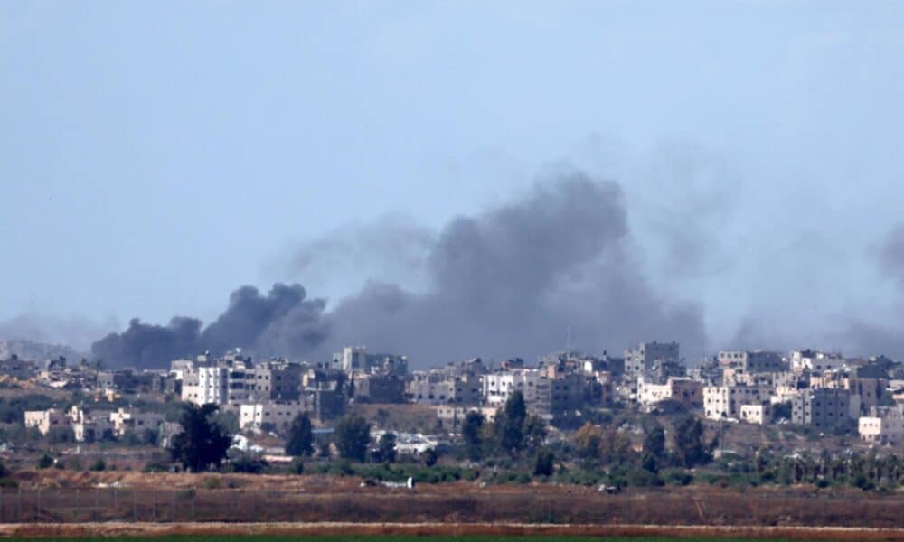 Foto de archivo de humo elevándose tras un ataque aéreo israelí en Yabalia, Franja de Gaza, EFE/EPA/ATEF SAFADI