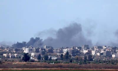 Foto de archivo de humo elevándose tras un ataque aéreo israelí en Yabalia, Franja de Gaza, EFE/EPA/ATEF SAFADI