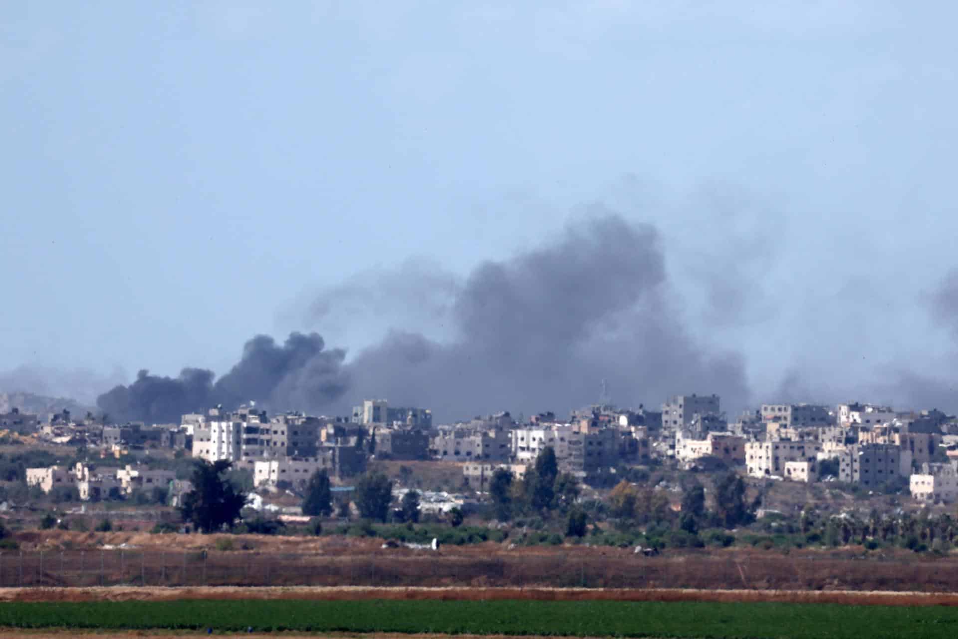 Foto de archivo de humo elevándose tras un ataque aéreo israelí en Yabalia, Franja de Gaza, EFE/EPA/ATEF SAFADI