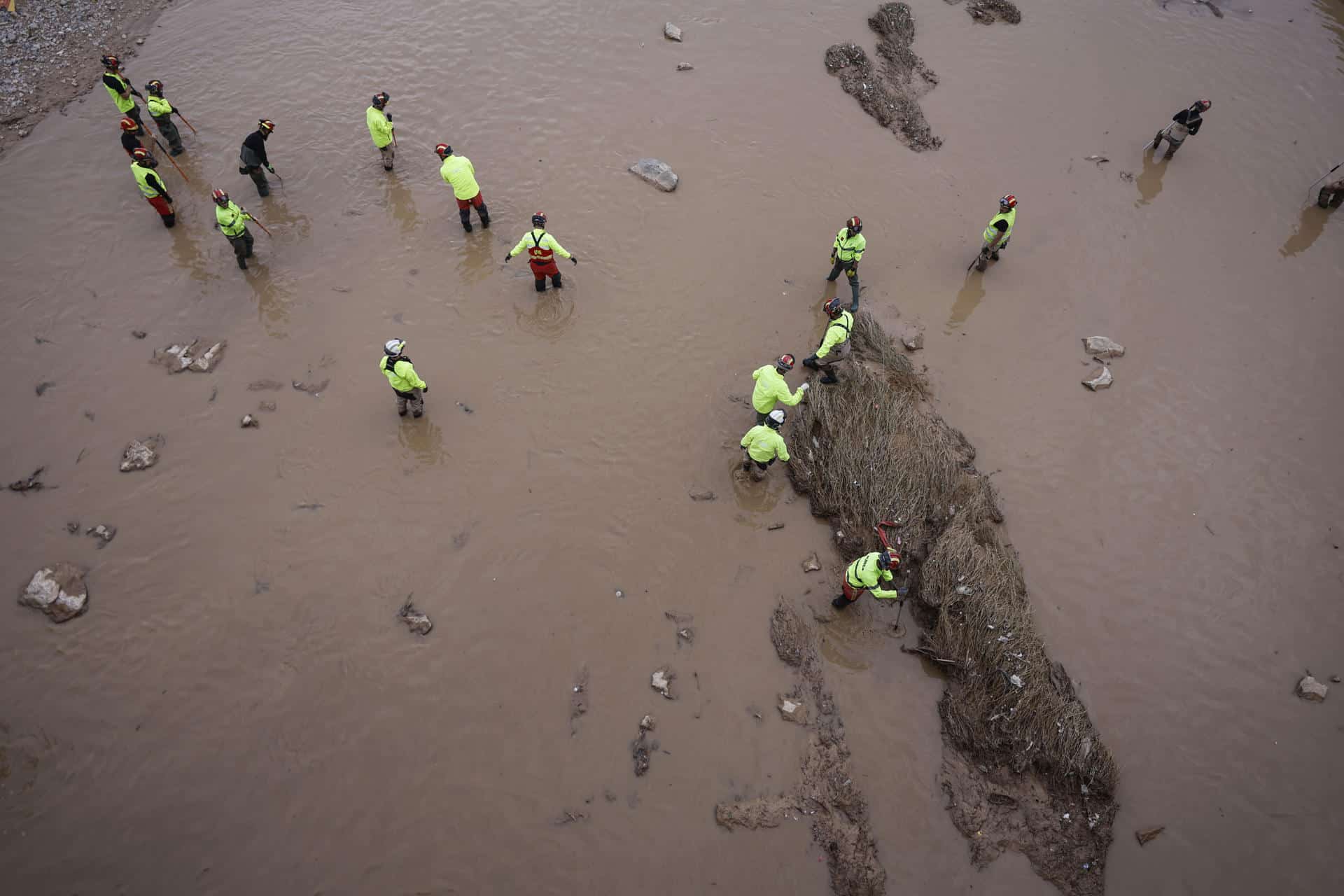 Miembros de la Unidad Militar de Emergencia UME realizan tareas de búsqueda en el barranco del Poyo, a la altura la localidad valenciana de Catarroja, este viernes. EFE/ Kai Försterling